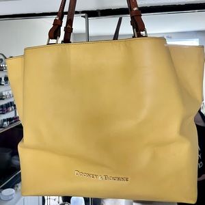 🎁LARGE DOONEY & BOURKE SUNNY YELLOW BAG WITH GOLD HARDWEAR.🎁THE FLYNN BAG🎁❤️